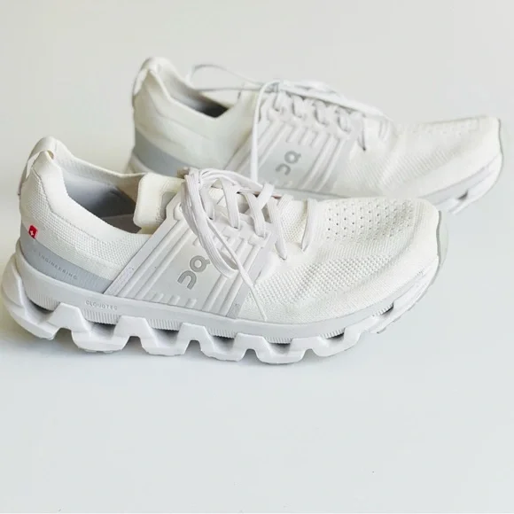 On Running SIZE 8.5 Cloudswift 3 white sneakers - Picture 1 of 10